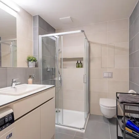 Daire Bright 2br - 4th Floor, Balcony, Free Parking By Gravity