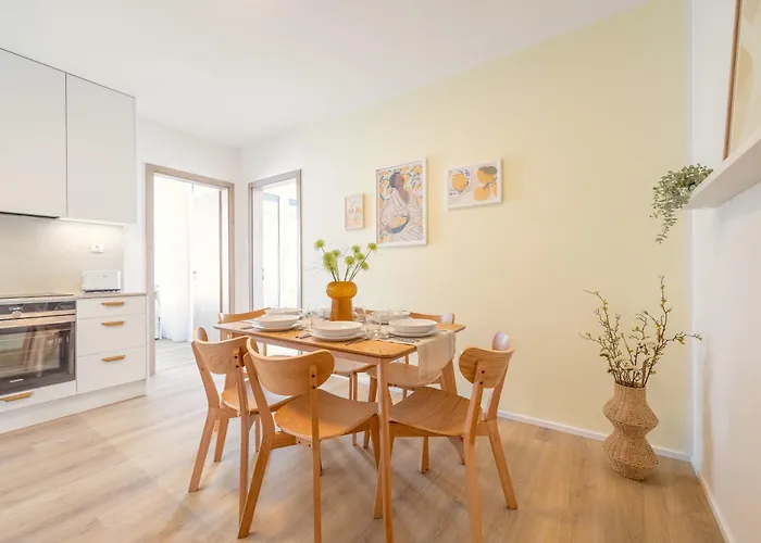 Bright 2br - 4th Floor, Balcony, Free Parking By Gravity * براغ