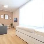 Bright 2br - 4th Floor, Balcony, Free Parking By Gravity Praha
