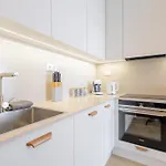 Bright 2br - 4th Floor, Balcony, Free Parking By Gravity