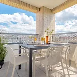 Bright 2br - 4th Floor, Balcony, Free Parking By Gravity * Praha