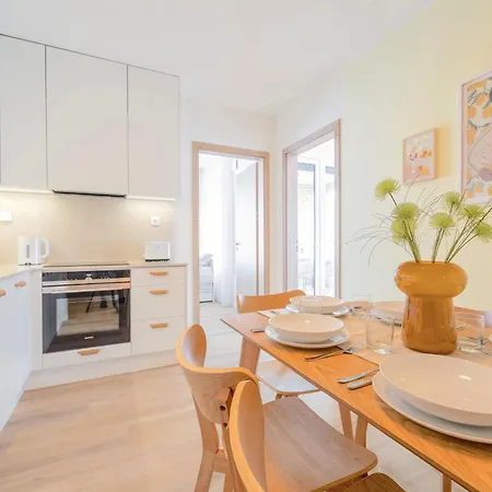 Apartment Bright 2br - 4th Floor, Balcony, Free Parking By Gravity