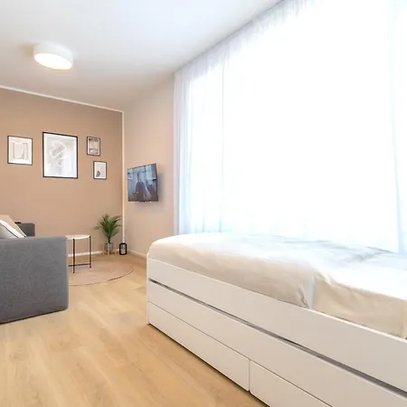 Bright 2br - 4th Floor, Balcony, Free Parking By Gravity Praha