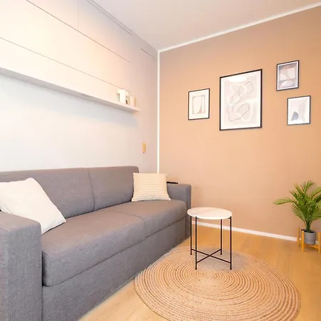 Bright 2br - 4th Floor, Balcony, Free Parking By Gravity