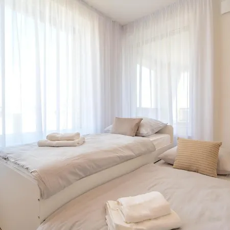 Bright 2br - 4th Floor, Balcony, Free Parking By Gravity Praha