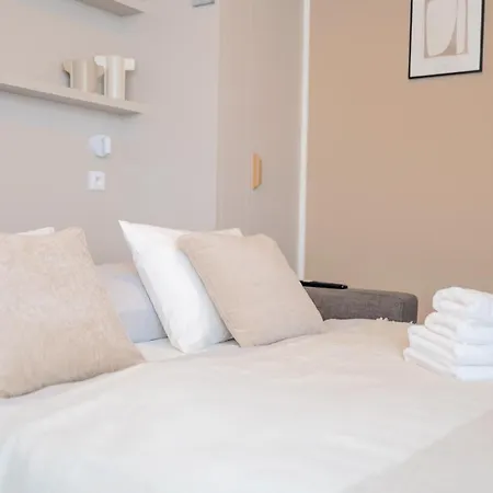 Bright 2br - 4th Floor, Balcony, Free Parking By Gravity * 布拉格