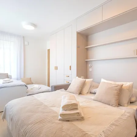 Bright 2br - 4th Floor, Balcony, Free Parking By Gravity Apartment *