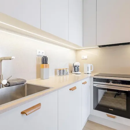 Bright 2br - 4th Floor, Balcony, Free Parking By Gravity