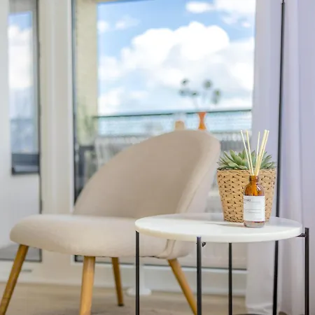 Bright 2br - 4th Floor, Balcony, Free Parking By Gravity Apartment *