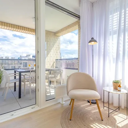 Bright 2br - 4th Floor, Balcony, Free Parking By Gravity