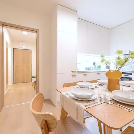 Bright 2br - 4th Floor, Balcony, Free Parking By Gravity Apartment