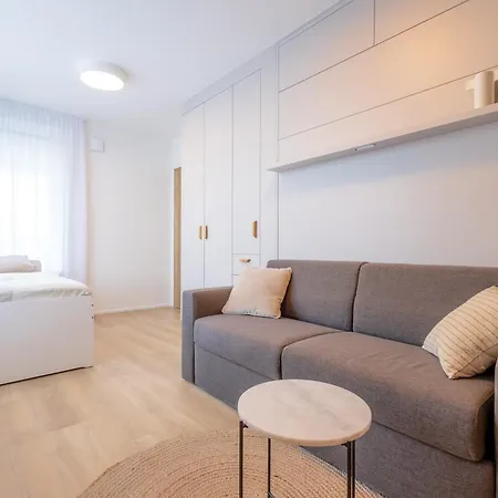 Apartmán Bright 2br - 4th Floor, Balcony, Free Parking By Gravity