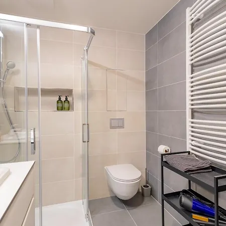 Bright 2br - 4th Floor, Balcony, Free Parking By Gravity *