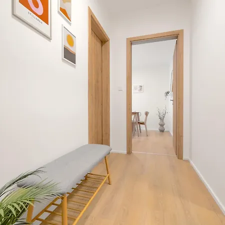 Bright 2br - 4th Floor, Balcony, Free Parking By Gravity