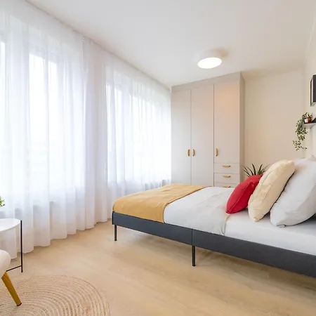 Apartment Bright 2br - 4th Floor, Balcony, Free Parking By Gravity