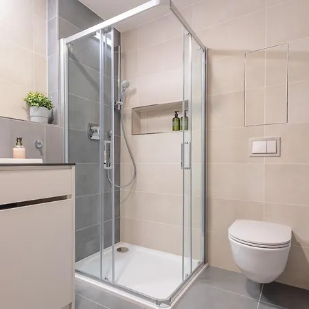 Bright 2br - 4th Floor, Balcony, Free Parking By Gravity Praha