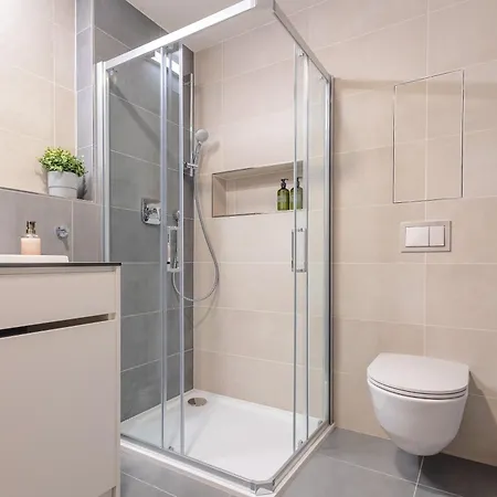 Bright 2br - 4th Floor, Balcony, Free Parking By Gravity Prague