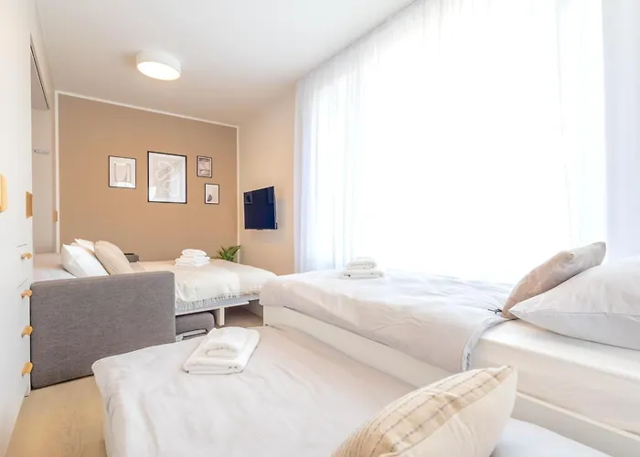 Apartment Bright 2br - 4th Floor, Balcony, Free Parking By Gravity *