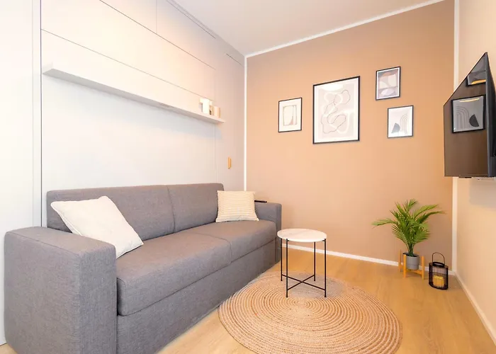 Bright 2br - 4th Floor, Balcony, Free Parking By Gravity