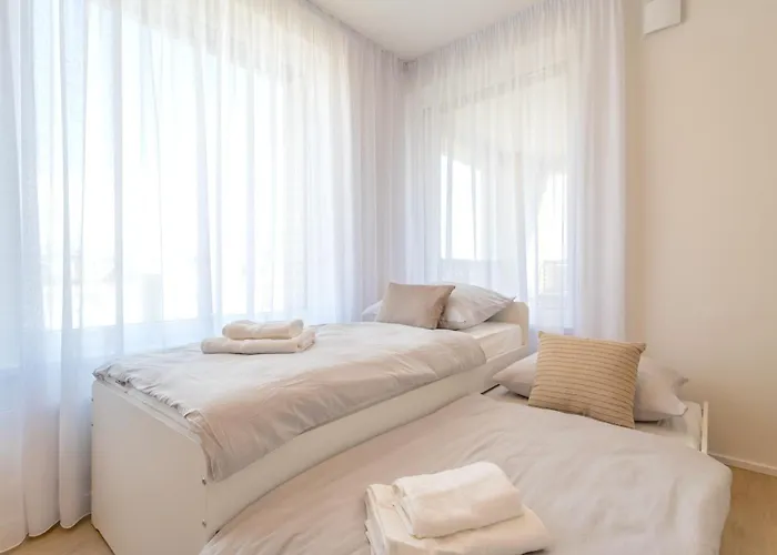Bright 2br - 4th Floor, Balcony, Free Parking By Gravity Praha