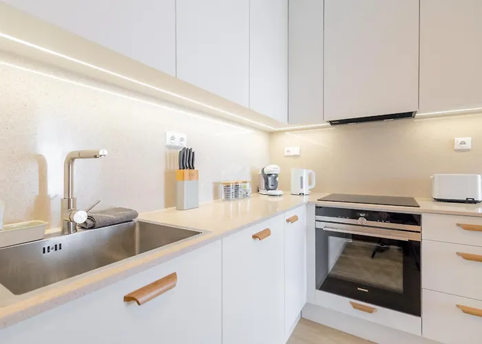 Bright 2br - 4th Floor, Balcony, Free Parking By Gravity