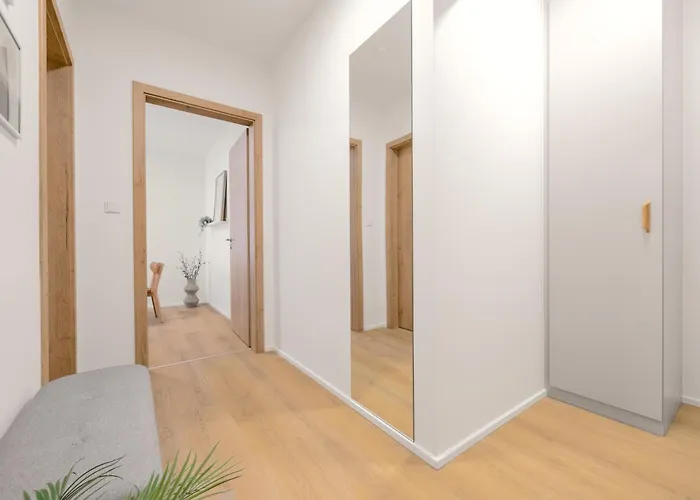 Bright 2br - 4th Floor, Balcony, Free Parking By Gravity Apartment