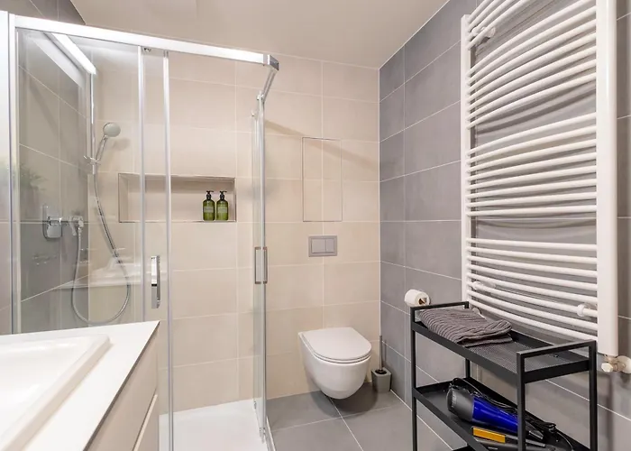 Bright 2br - 4th Floor, Balcony, Free Parking By Gravity *