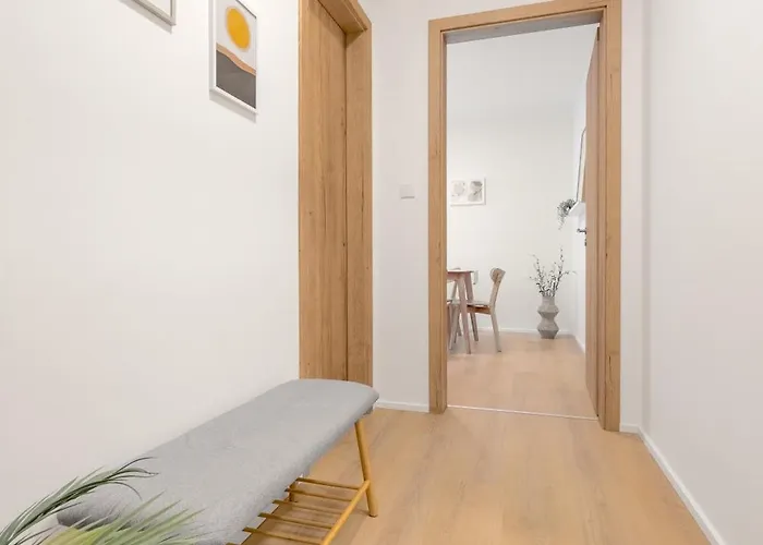 Bright 2br - 4th Floor, Balcony, Free Parking By Gravity