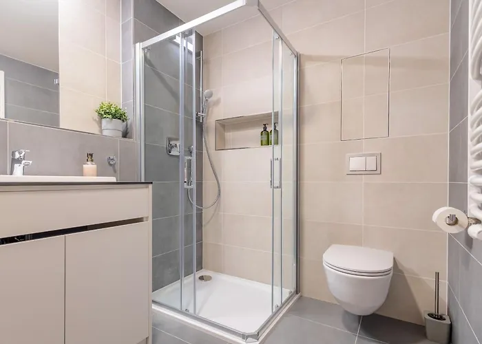 Bright 2br - 4th Floor, Balcony, Free Parking By Gravity Prague