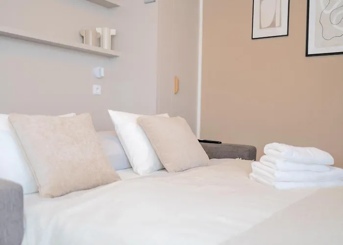 Bright 2br - 4th Floor, Balcony, Free Parking By Gravity * Praga